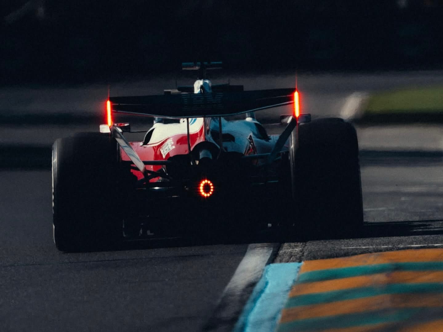 Ferrari sorprende tutti: spedite in Cina tre ali reverse